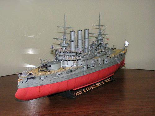 Пластиковая модель корабля